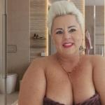 Vollbusige Blondine von 40 Jahren Bild