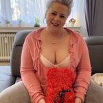 Vollbusige Blondine von 40 Jahren Bild