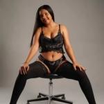 Junge Latina Rosi, probiere das Feuer. Bild