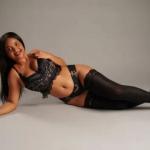 Junge Latina Rosi, probiere das Feuer. Bild