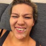 Daddys Luder zeigt sich gerne und liebt Sperma. Bild